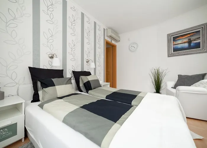 Gde Hollo Apartments