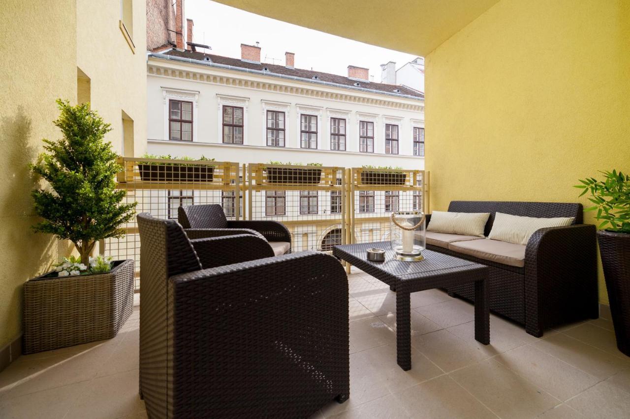 Gde Hollo Apartment