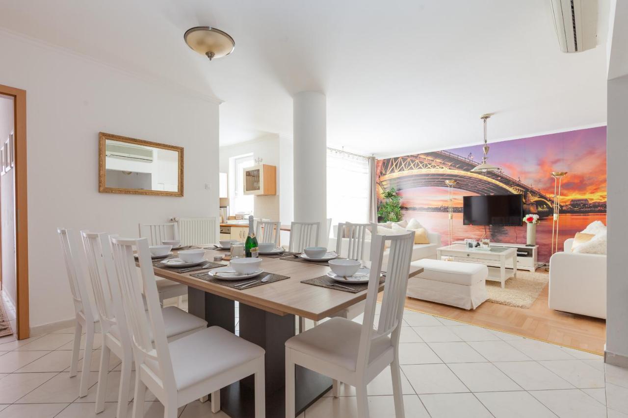 Gde Hollo Apartment