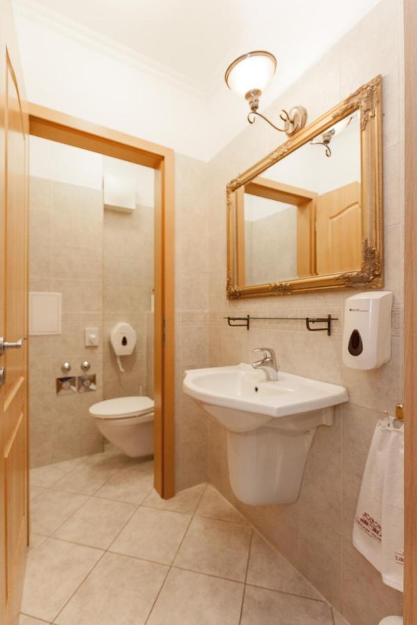 Gde Hollo Budapest